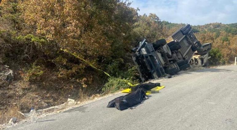 İş makinesi yüklü TIR devrildi! 2 kişi feci şekilde can verdi