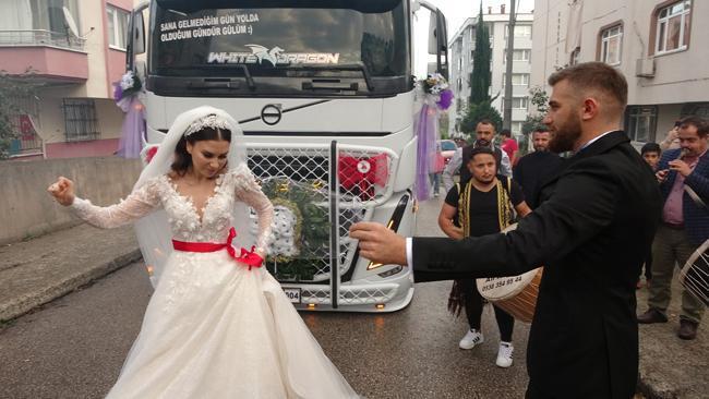 TIR'ın direksiyonunda gelini gören şaşkına döndü: Bu benim en büyük hayalimdi