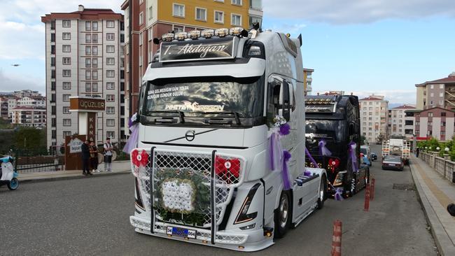 TIR'ın direksiyonunda gelini gören şaşkına döndü: Bu benim en büyük hayalimdi