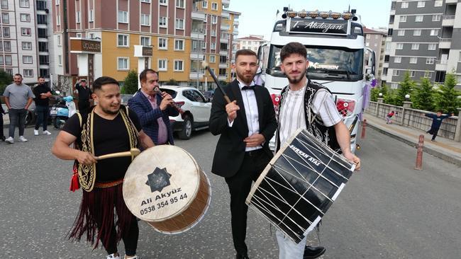 TIR'ın direksiyonunda gelini gören şaşkına döndü: Bu benim en büyük hayalimdi