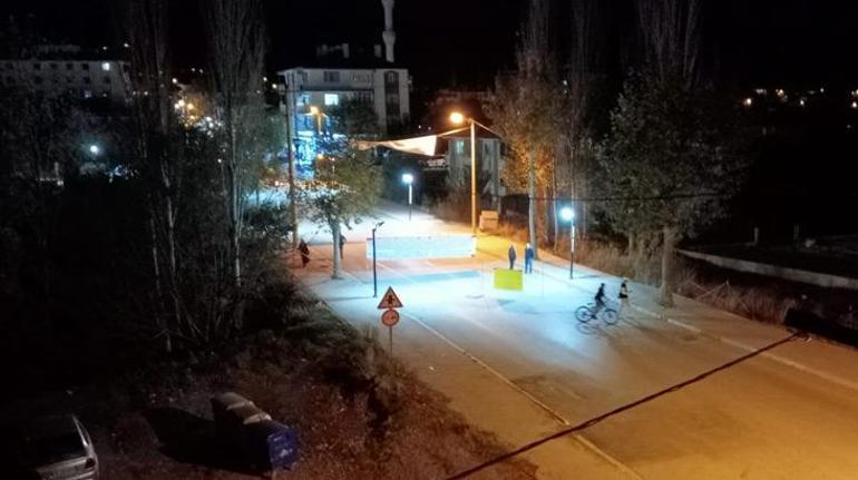 Mahkeme kararını gerekçe gösterdi, yolu trafiğe kapattı