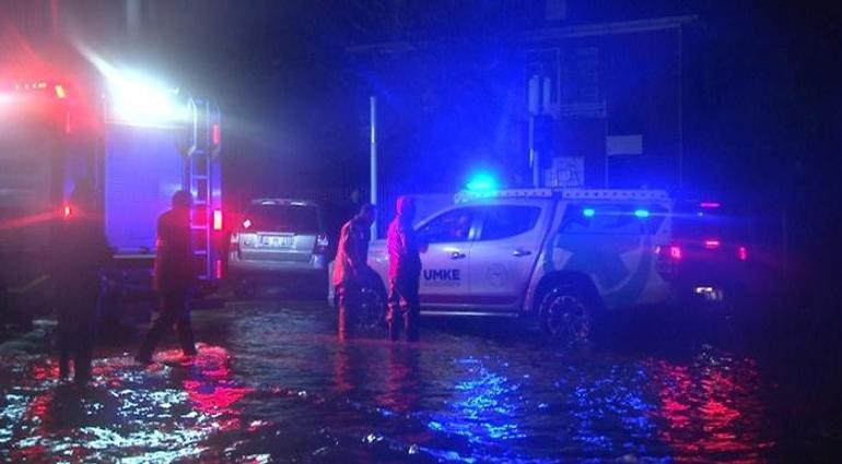 İzmir’de ev ve iş yerlerini su bastı! Zabıta vatandaşları kurtardı