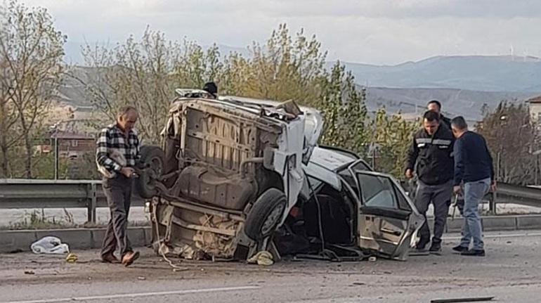 Amasya'da feci kaza! Otomobil ikiye bölündü