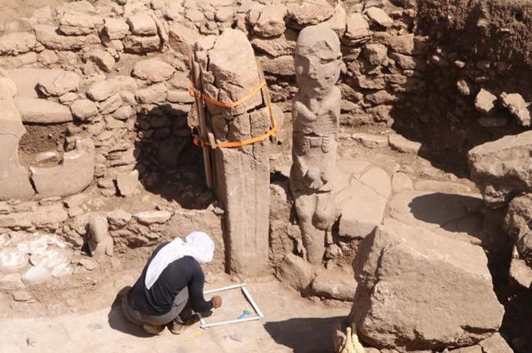 Karahantepe'deki insan heykeline 'kutulu koruma' tartışma yarattı