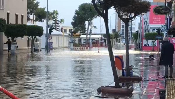 İskenderun'da sahil şeridi su altında kaldı