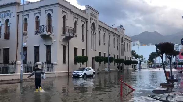 İskenderun'da sahil şeridi su altında kaldı