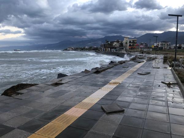 İskenderun'da sahil şeridi su altında kaldı