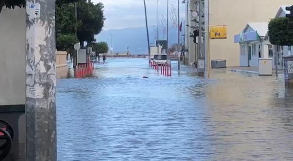 İskenderun'da sahil şeridi su altında kaldı