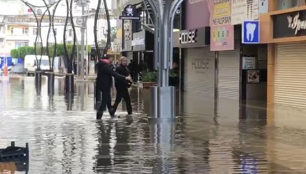 İskenderun'da sahil şeridi su altında kaldı