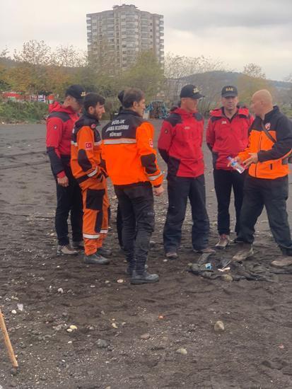 Kayıp liselilerden acı detay! Sahilde bulunan mont Emir Berke Aşık'a ait çıktı