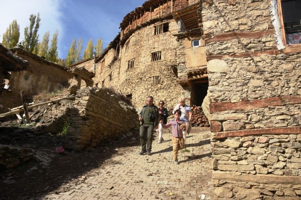 Türkiye'de bir masal diyarı! 300 yıllık taş evler büyülüyor