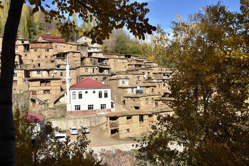 Türkiye'de bir masal diyarı! 300 yıllık taş evler büyülüyor