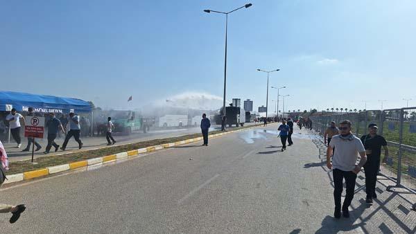 İncirlik Hava Üssü'ne girmeye çalışan protestoculara polis engeli