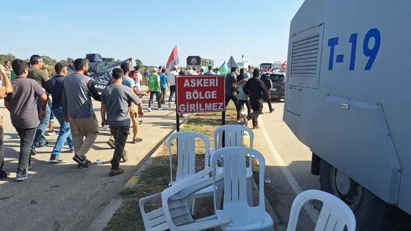 İncirlik Hava Üssü'ne girmeye çalışan protestoculara polis engeli