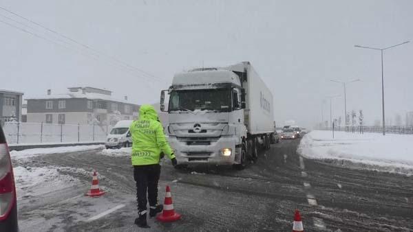 Erzurum'da kar esareti! Hayat durma noktasına geldi