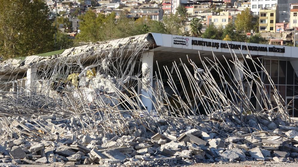 İlde 'saçma yapı' olarak biliniyor... Yıkım çalışmaları başladı