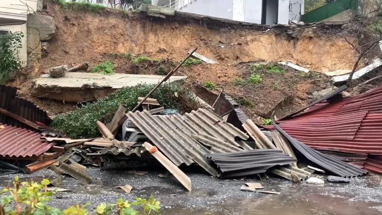 Sarıyer'de istinat duvarı çöktü! Araçlar hasar gördü