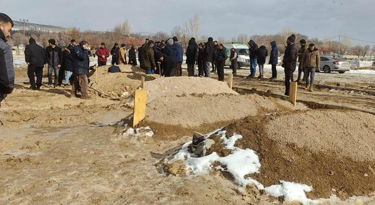 Uçuruma düşen iş makinesindeki 4 kişi yan yana toprağa verildi