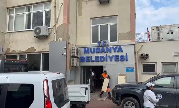 Dün meydana gelen 5.1’lik depremde kolonları çatlamıştı! Belediye binası tahliye edildi