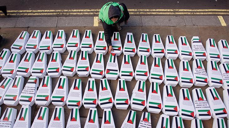 İngiltere’de Başbakanlık Konutu yakınına 450’den fazla çocuk tabutu bırakıldı