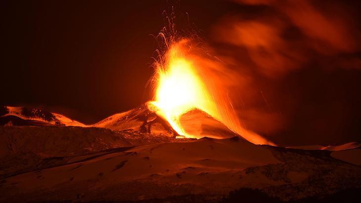 Etna Yanardağı yeniden faaliyete geçti