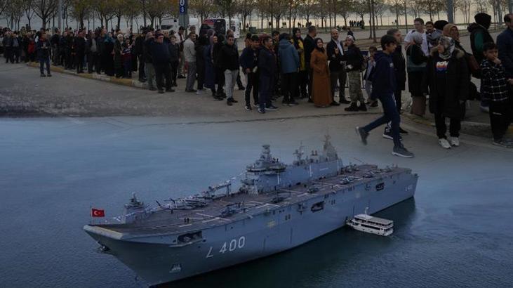 İzmit Körfezi’ne demirleyen TCG Anadolu’ya ziyaretçi akını