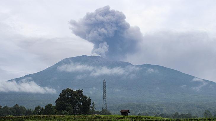 Endonezya’da bilanço ağırlaşıyor! Yanardağ patlamasında 22 ölü