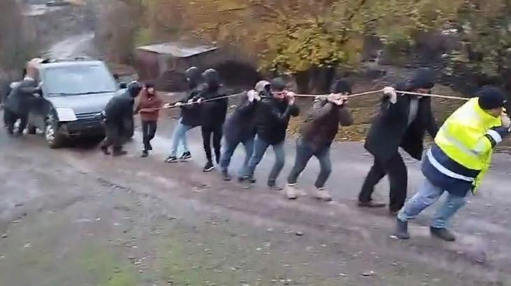 Gören yardıma koştu! Şarampole yuvarlanan araç böyle kurtarıldı