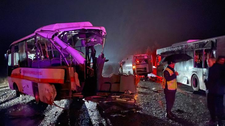 İki otobüs ve karavan çarpıştı! Çok sayıda yaralı var