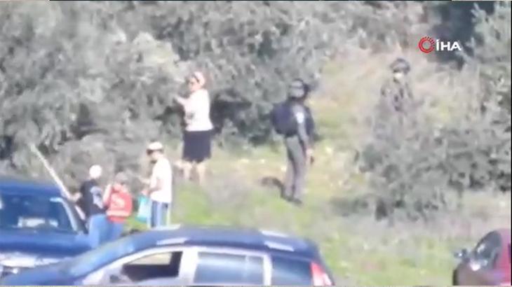 Yahudi yerleşimciler, asker koruması altında Filistinlilerin zeytin ağaçlarını kesti