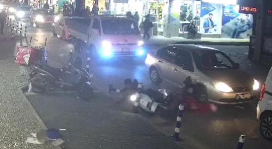 Motosikletli kurye, yolun karşısına geçen kuryeye çarptı: 2 yaralı var