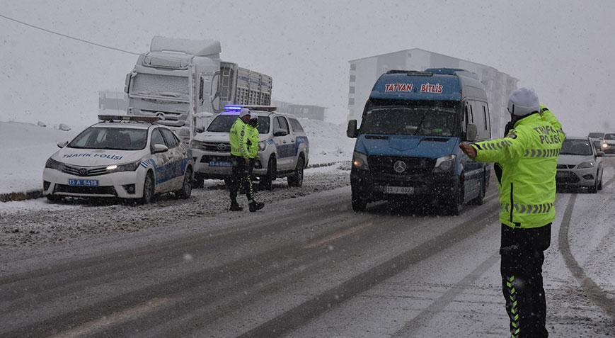 Kent beyaza büründü! Kar kalınlığı 50 santimetreye ulaştı