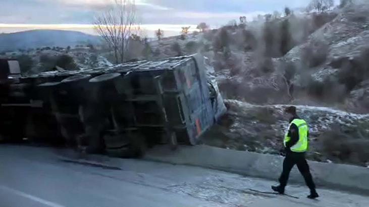 Ankara’da yollar buz tuttu, araçlar devrildi!