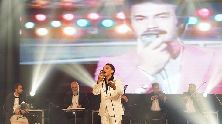 Uğur Aslan, Kız Kardeşim Köyü için sahnede