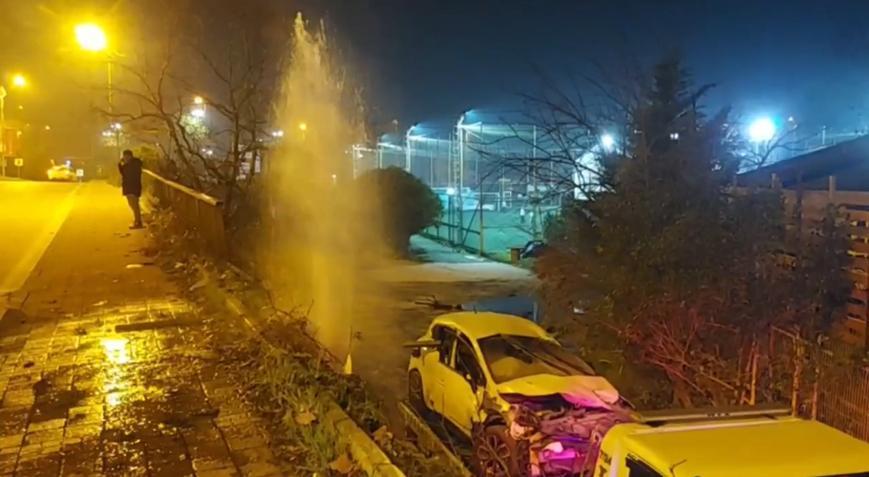 Bariyerlere saplanan araç, su takviye musluğunu kırıp alt yola devrildi!