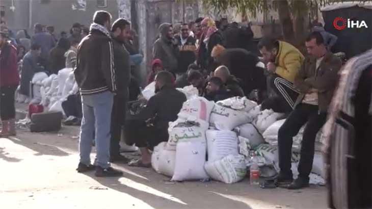 Gazze’de yaşam savaşı: Yalnızca bir çuval un için uzun kuyruk