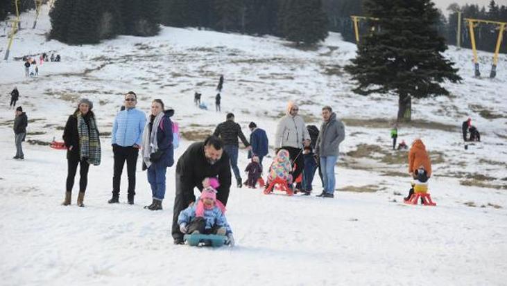 Burası Uludağ! Kayak için geldiler, kızakla idare ettiler
