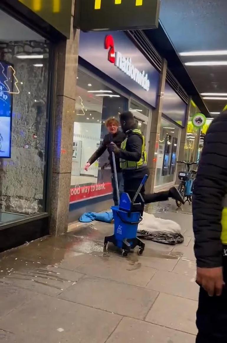 Evsiz adama kışın ortasında acımadı! Fast food zincirine tepki yağdı