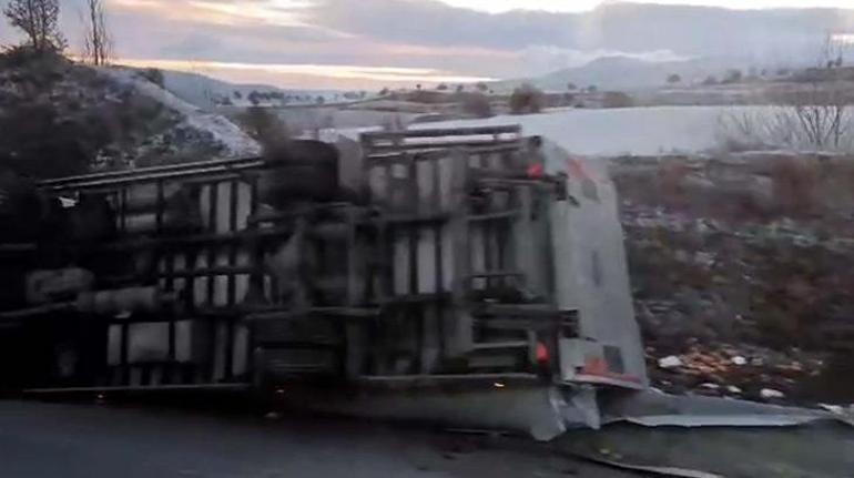 Ankara'da yollar buz tuttu, araçlar devrildi!