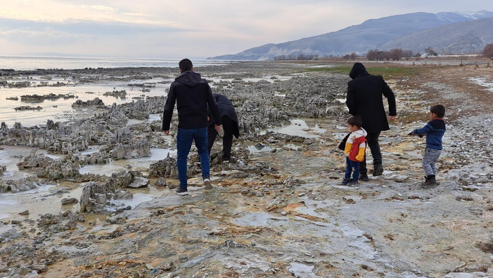 Sular çekildi: 'Mikrobiyalit tarlası' ortaya çıktı