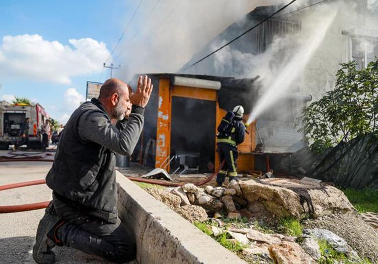 Gözlerinin önünde her şeyini kaybetti, çaresizce izledi