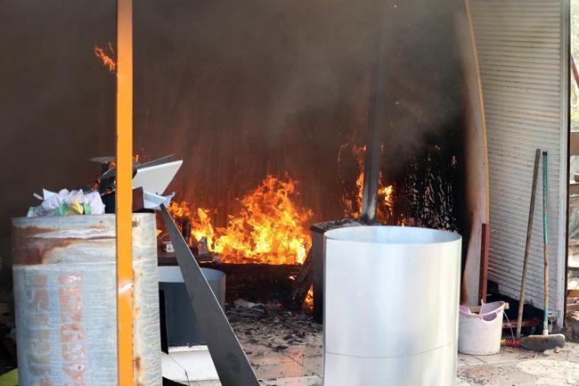 Gözlerinin önünde her şeyini kaybetti, çaresizce izledi