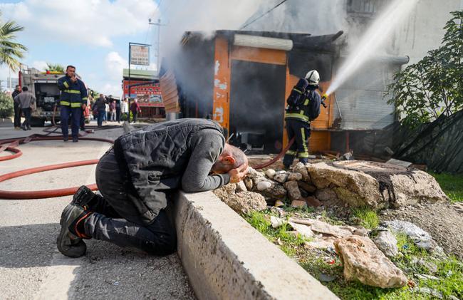 Gözlerinin önünde her şeyini kaybetti, çaresizce izledi