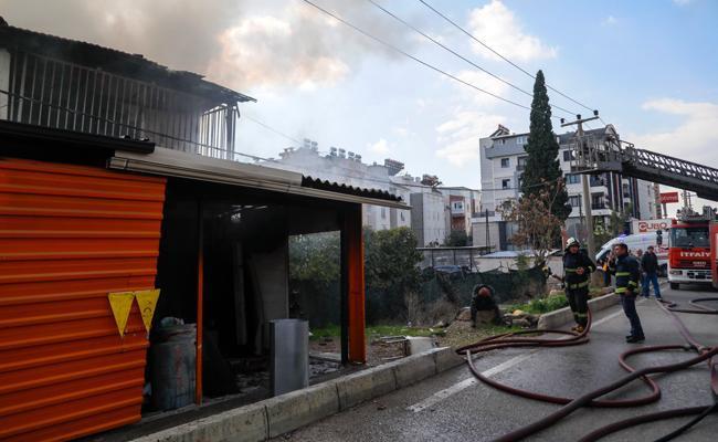 Gözlerinin önünde her şeyini kaybetti, çaresizce izledi