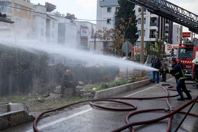 Gözlerinin önünde her şeyini kaybetti, çaresizce izledi