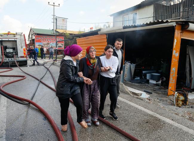 Gözlerinin önünde her şeyini kaybetti, çaresizce izledi