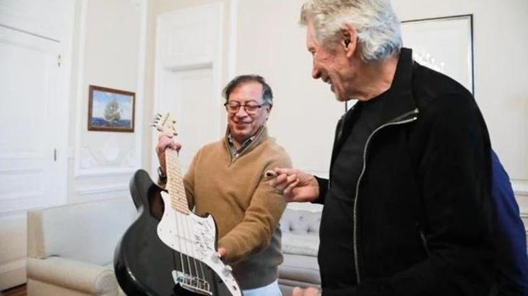 Pink Floyd solisti Roger Waters, Kolombiya Devlet Başkanı ile 'Filistin' bayrağı açtı