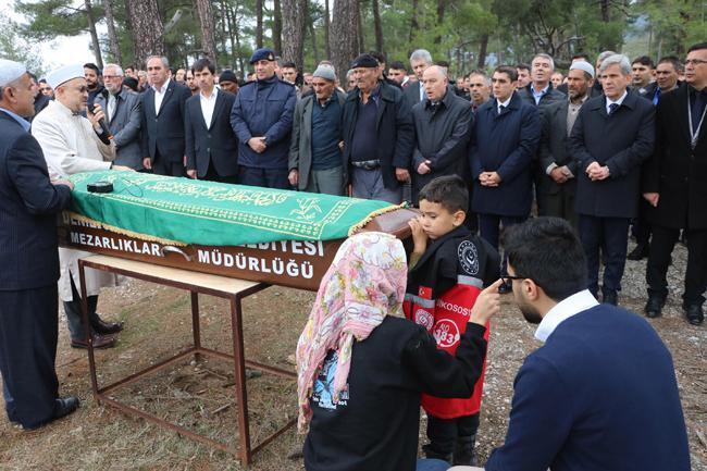 Maden işçisine acı veda! 4 yaşındaki oğlu tabutunu bırakmadı