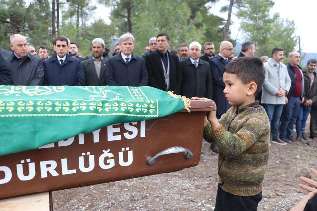 Maden işçisine acı veda! 4 yaşındaki oğlu tabutunu bırakmadı