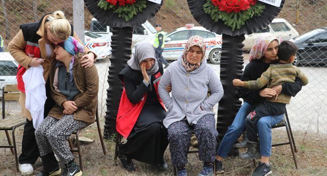 Maden işçisine acı veda! 4 yaşındaki oğlu tabutunu bırakmadı